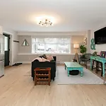 Stylish 1 Bedroom Suite With Lake Access