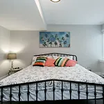 Stylish 1 Bedroom Suite With Lake Access